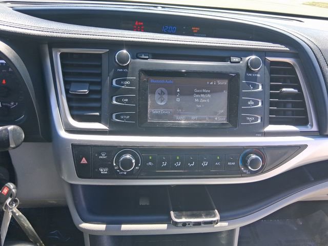Used 2019 Toyota Highlander LE w/ Carpet Mat Package (TMS) AWD/4WD image 21