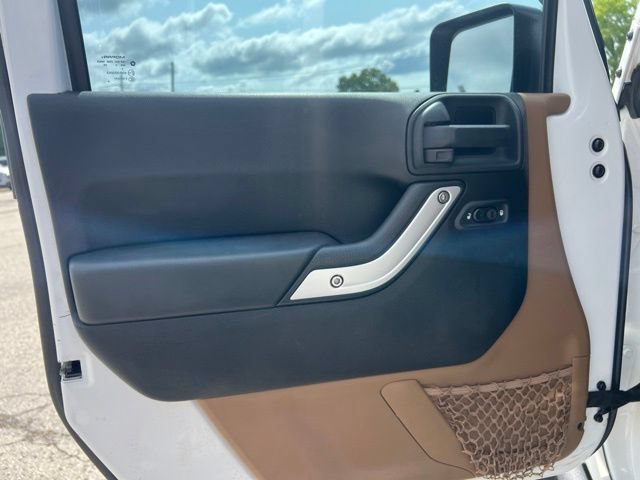Used 2015 Jeep Wrangler Unlimited Rubicon w/ Connectivity Group AWD/4WD image 18