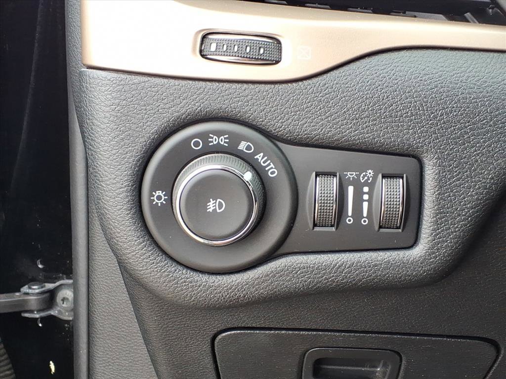 Used 2017 Jeep Cherokee Latitude FWD image 14