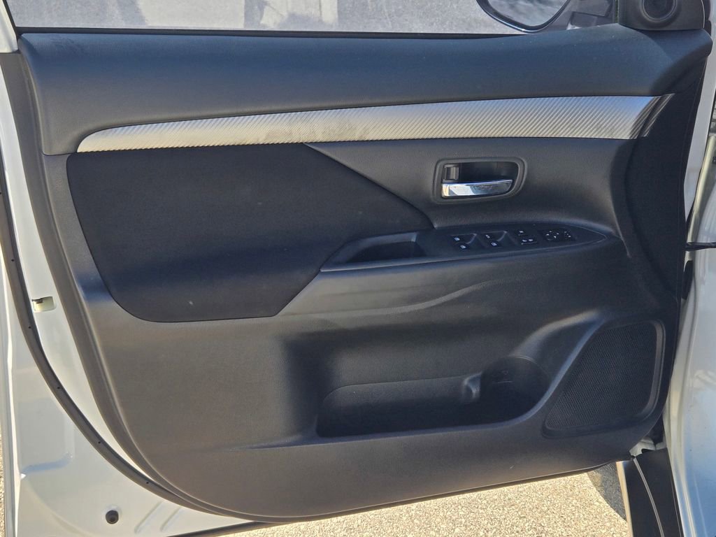 Used 2018 Mitsubishi Outlander SE FWD image 27