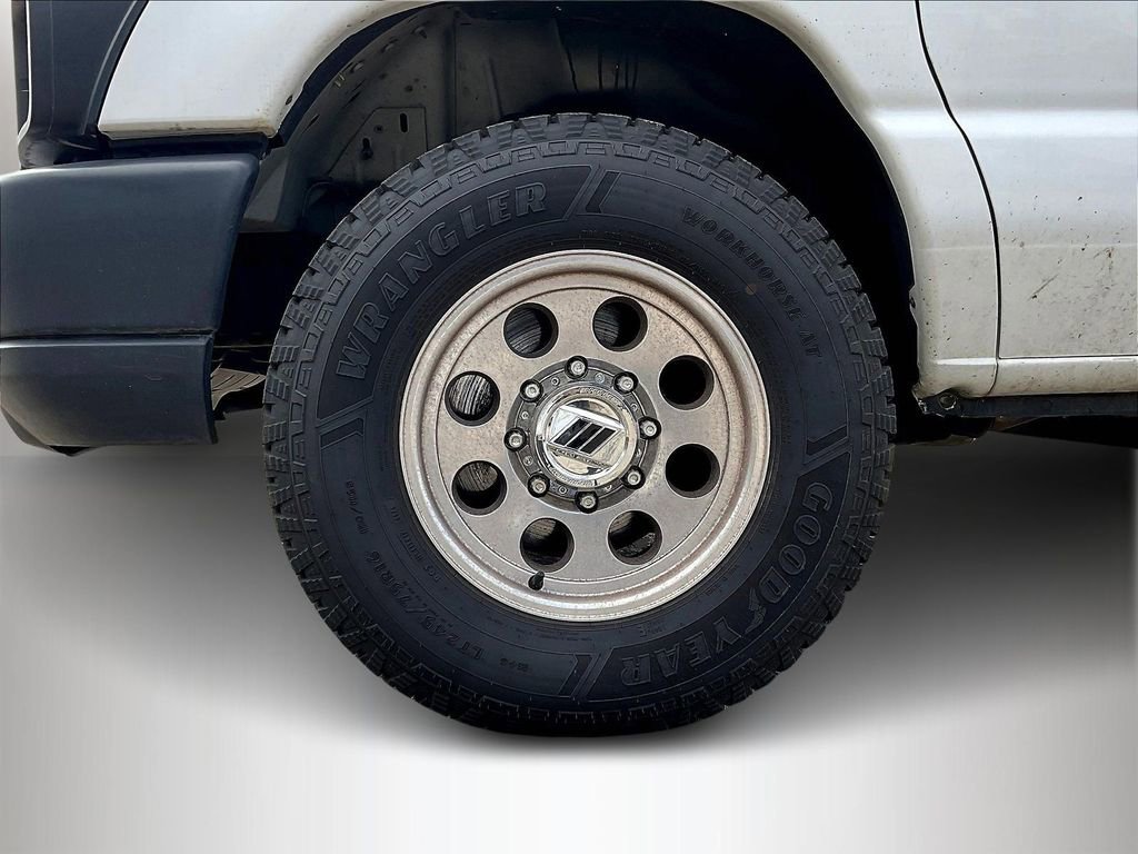 Used 2016 Ford E-350 and Econoline 350 Super Duty RWD image 30