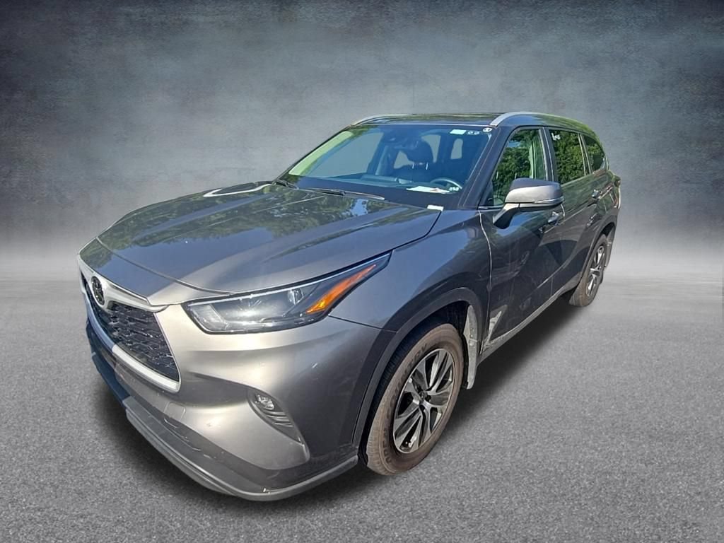 Used 2025 Toyota Highlander XLE AWD/4WD image 3