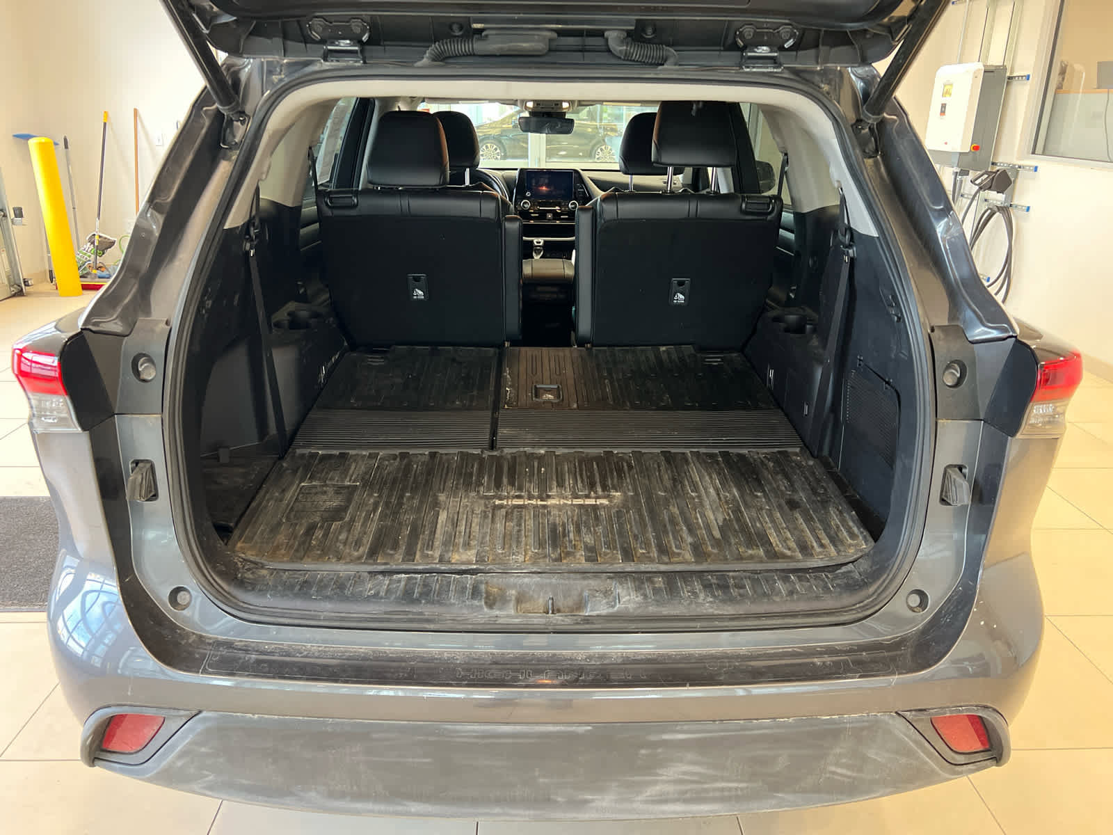 Used 2023 Toyota Highlander XLE AWD/4WD image 10