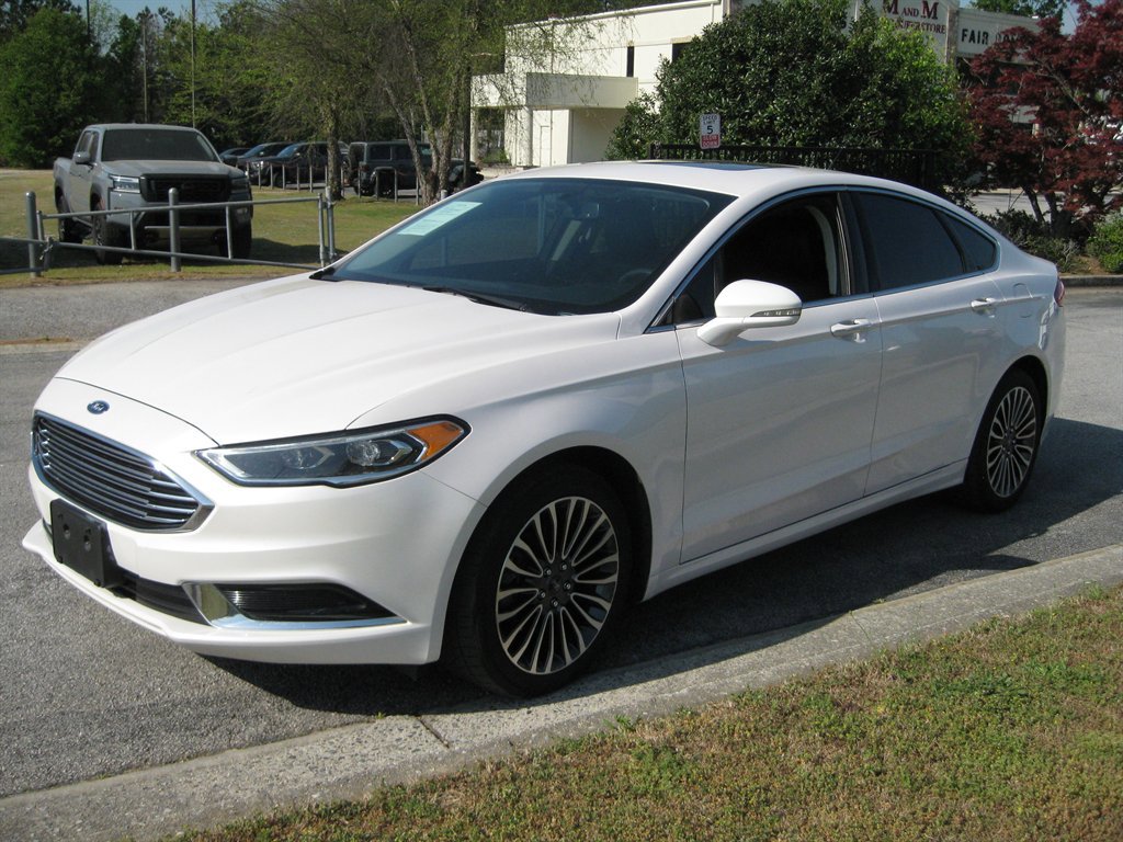 Used 2018 Ford Fusion SE w/ Fusion SE Technology Package FWD image 3