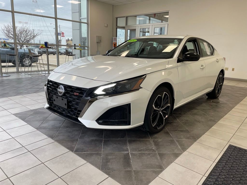 Used 2024 Nissan Altima 2.5 SR image 2