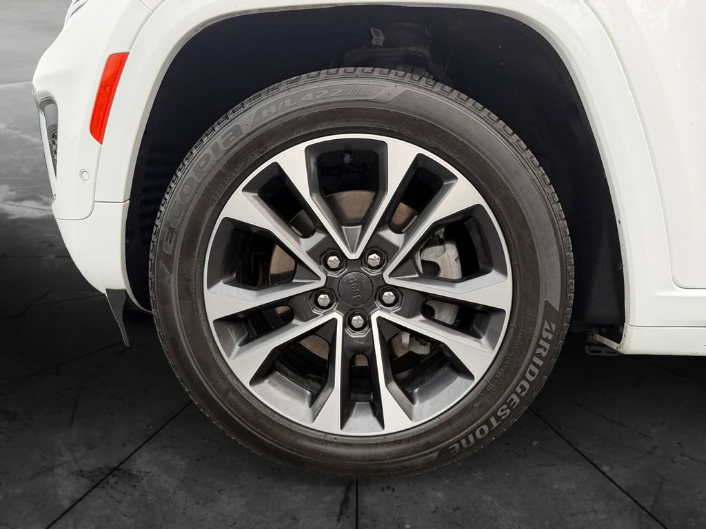 Used 2023 Jeep Grand Cherokee Overland w/ Luxury Tech Group IV AWD/4WD image 14