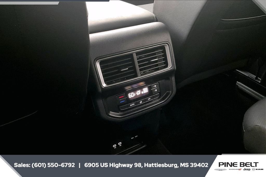 Used 2025 Volkswagen Atlas SE image 24