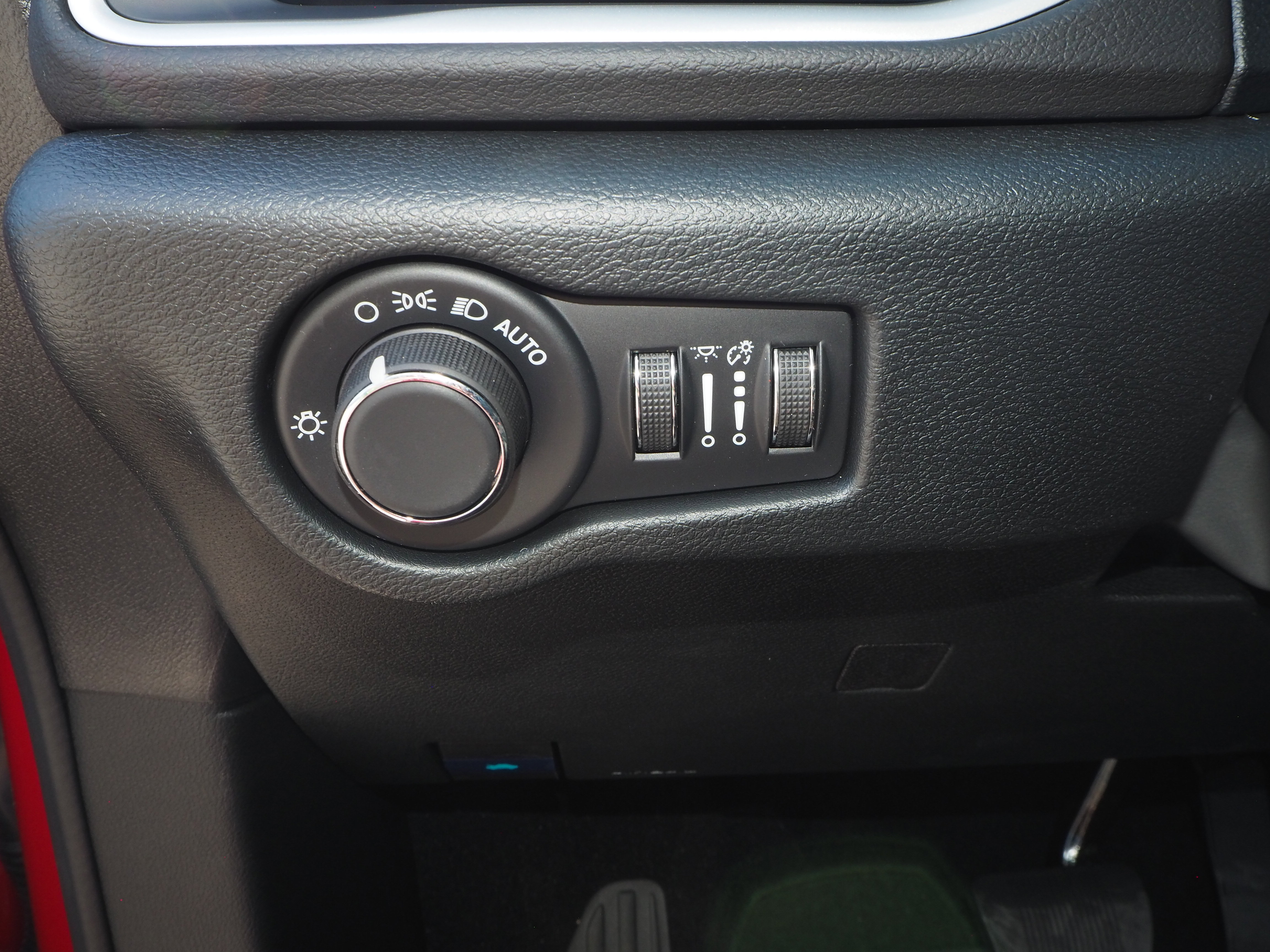 New 2025 Chrysler Voyager LX image 24