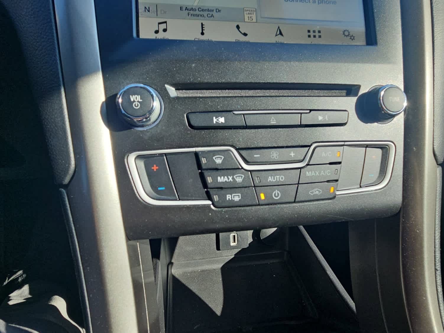 Used 2017 Ford Fusion SE w/ Fusion SE Technology Package image 17