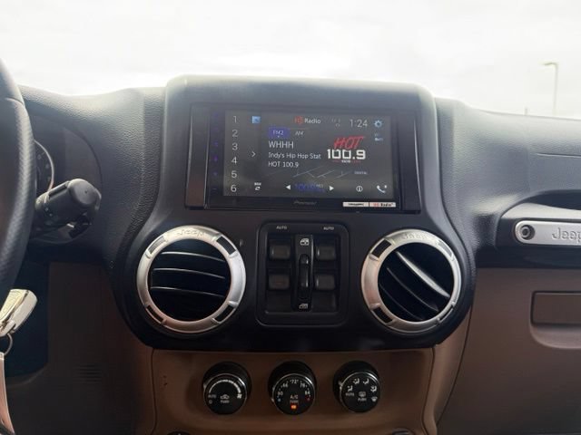 Used 2014 Jeep Wrangler Unlimited Sahara w/ Connectivity Group AWD/4WD image 19