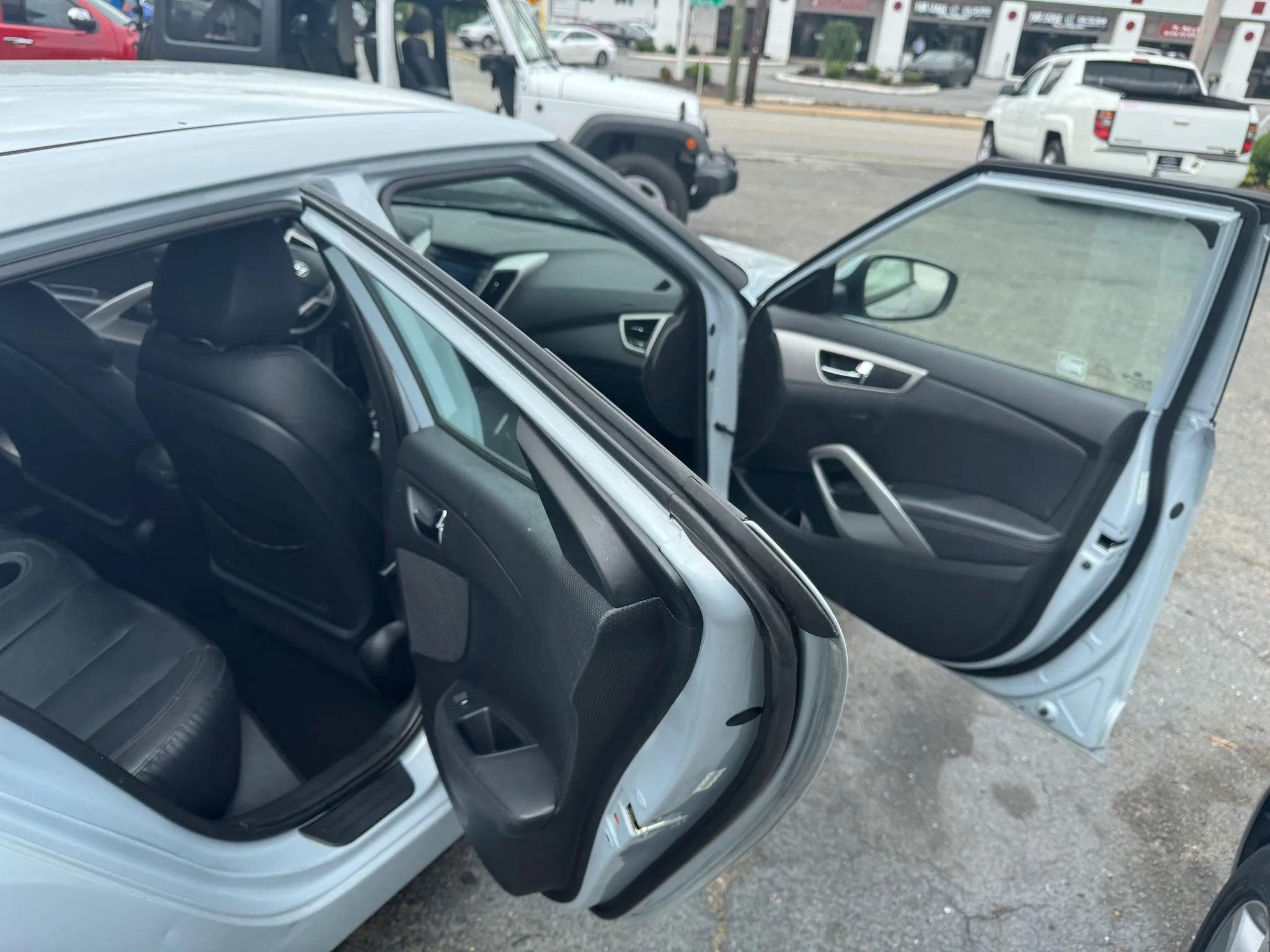 Used 2014 Hyundai Veloster RE:FLEX Edition FWD image 11