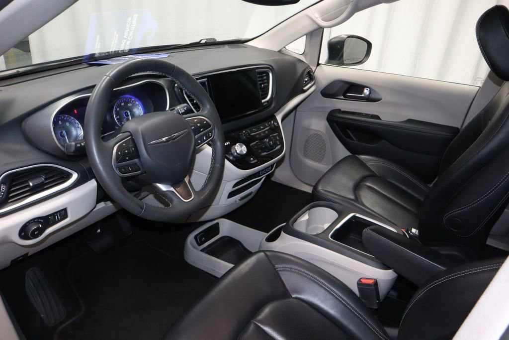 Used 2023 Chrysler Pacifica Touring-L FWD image 24