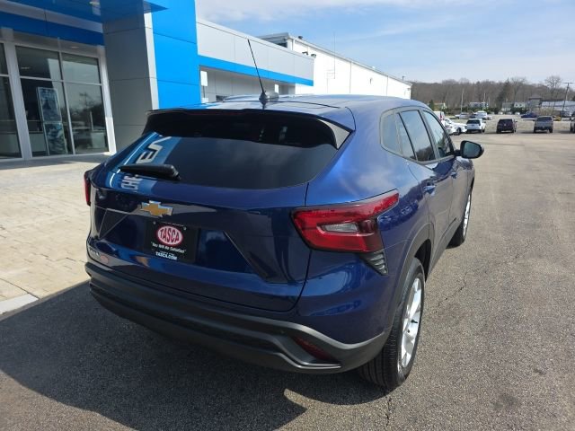 Used 2024 Chevrolet Trax LS w/ LS Convenience Package image 7