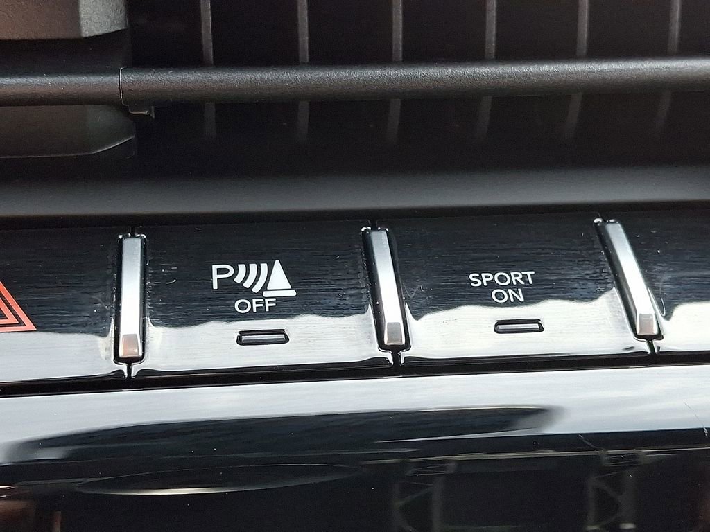 Used 2025 Jeep Grand Cherokee Laredo image 24