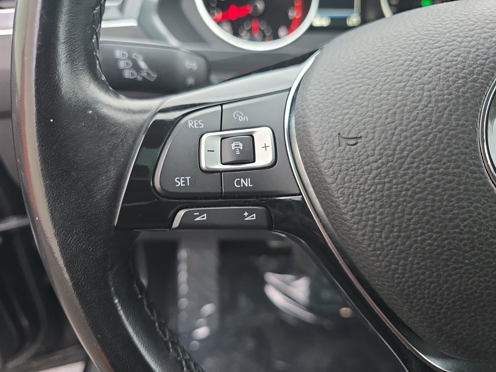 Used 2018 Volkswagen Tiguan SEL image 23