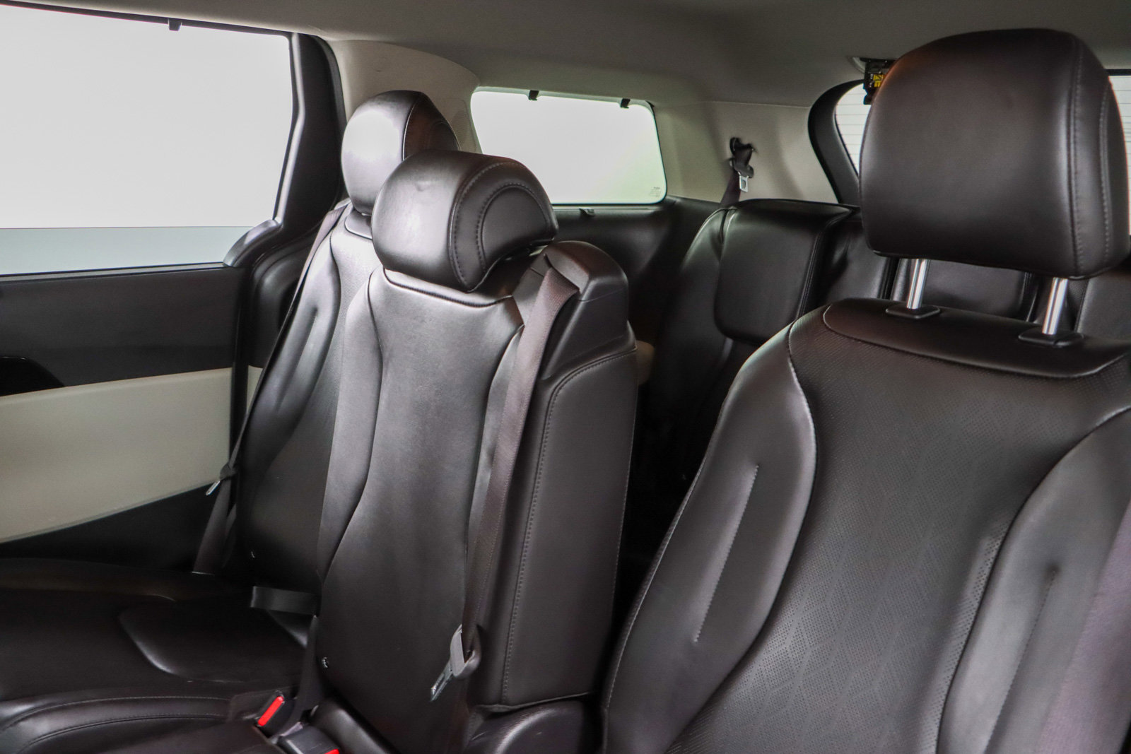 Used 2024 Kia Carnival EX FWD image 24