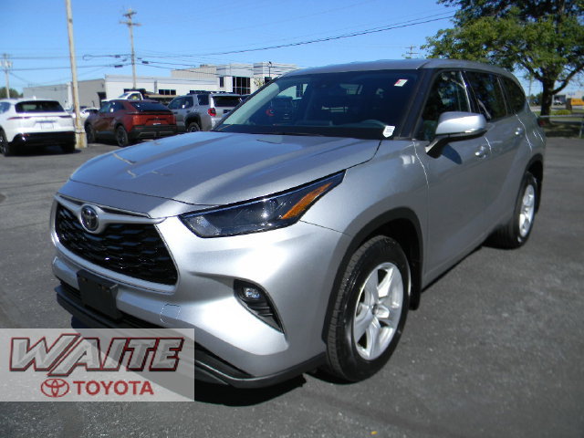 Used 2022 Toyota Highlander LE AWD/4WD image 5