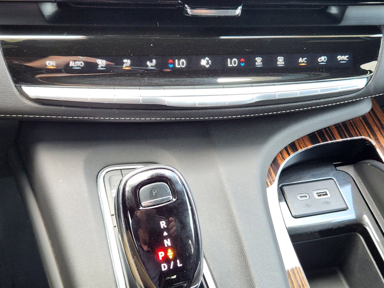 Certified 2024 Cadillac Escalade ESV Luxury RWD image 16