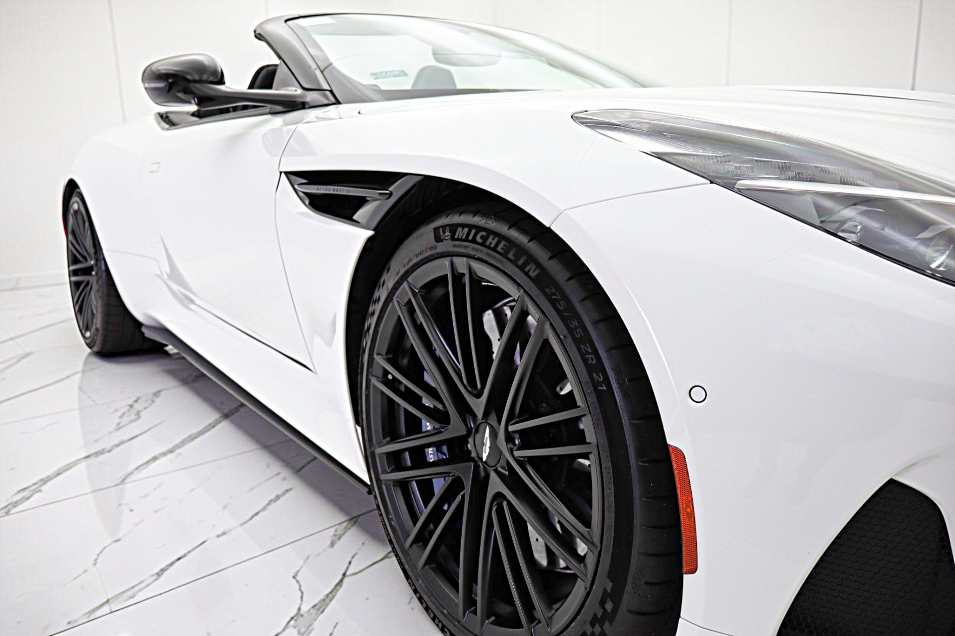 Used 2024 Aston Martin DB12 Convertible RWD image 18