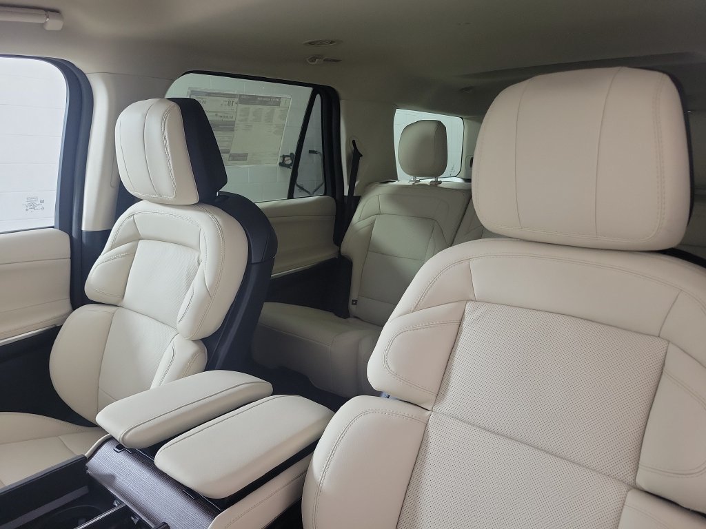 New 2027 Lincoln Navigator Premiere RWD image 19