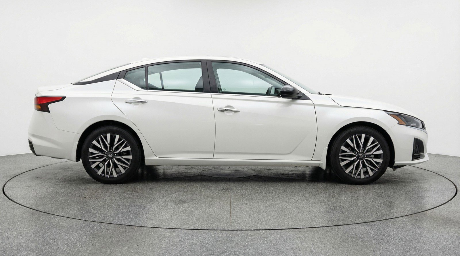 Used 2025 Nissan Altima 2.5 SV FWD image 11