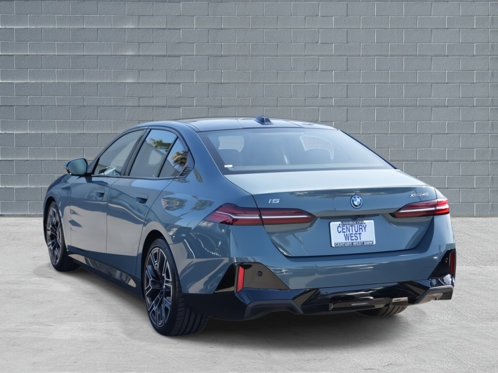 Used 2025 BMW i5 xDrive40 w/ Executive Package image 3