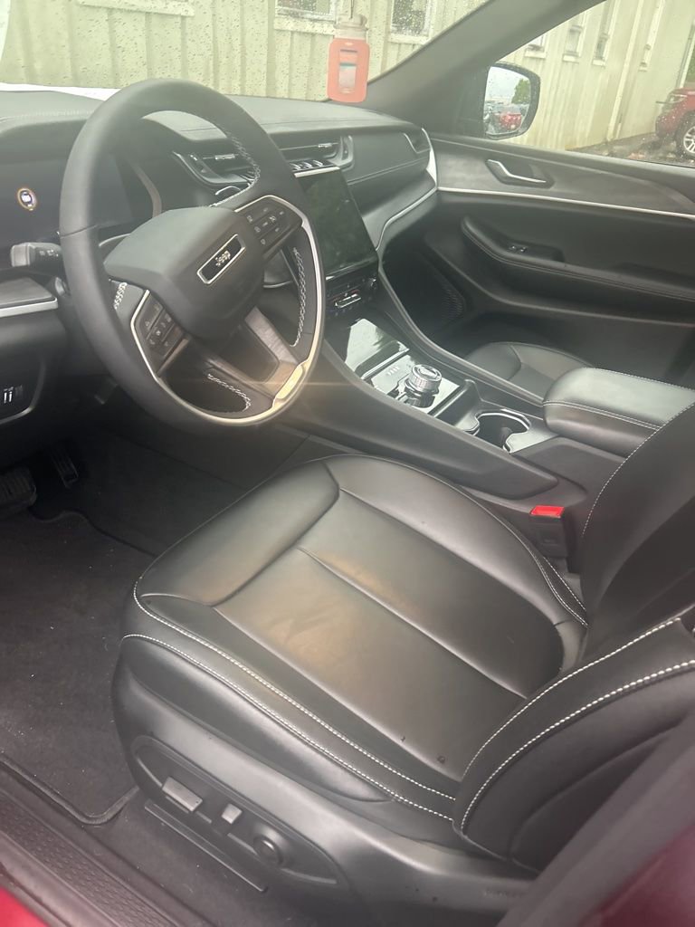 Used 2025 Jeep Grand Cherokee Limited w/ Black Appearance Package AWD/4WD image 13