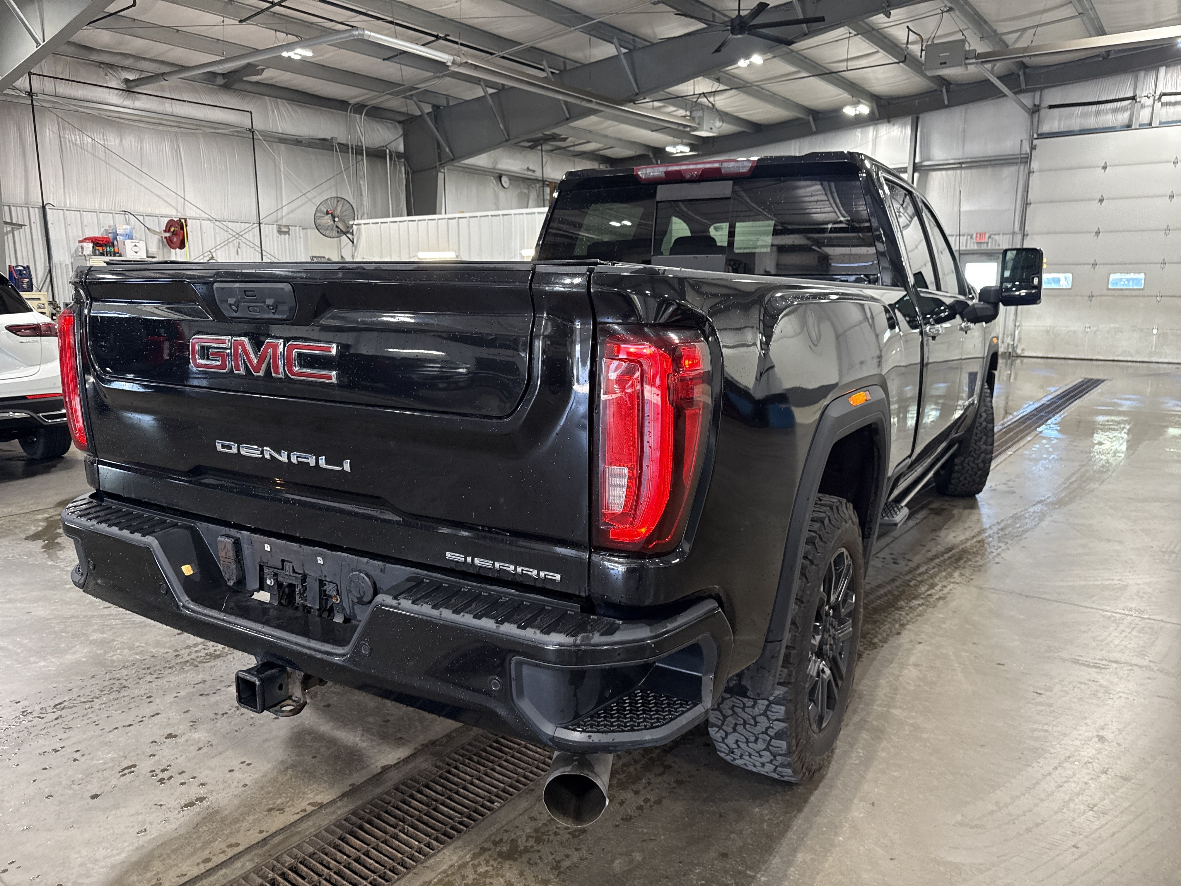 Used 2023 GMC Sierra 2500 Denali w/ Denali Black Diamond Edition AWD/4WD image 3