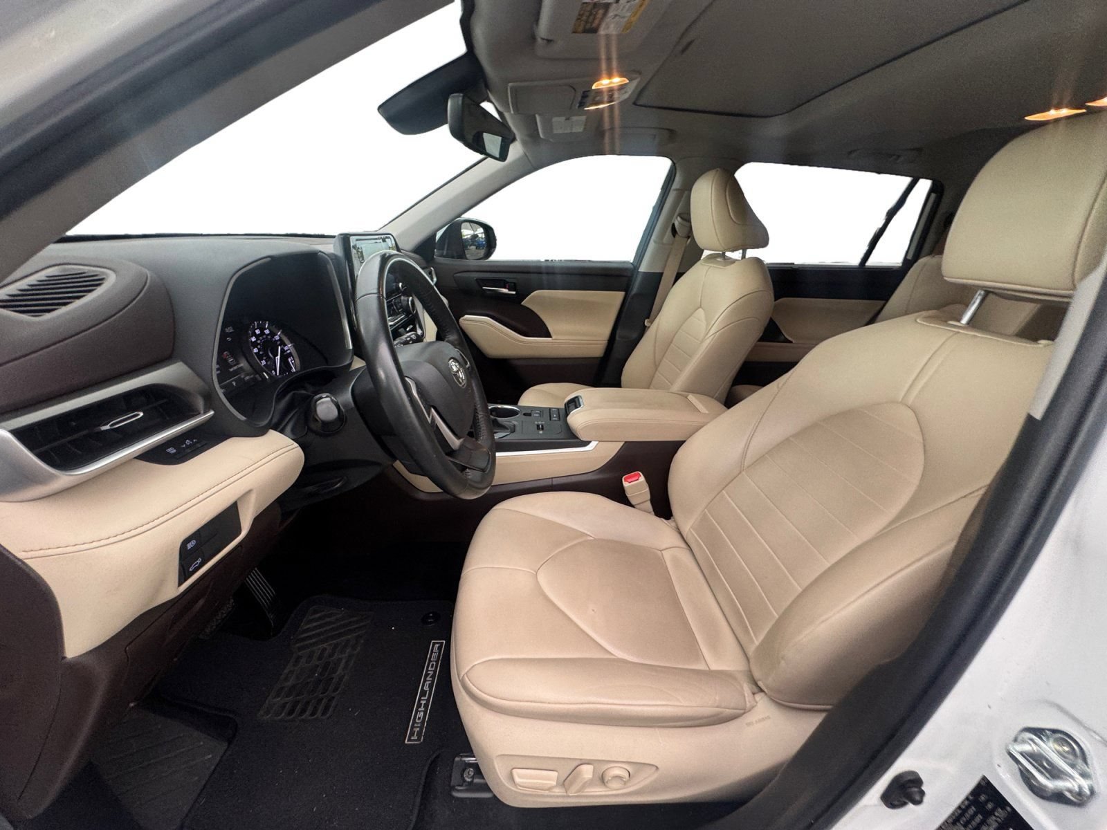 Used 2022 Toyota Highlander XLE FWD image 10