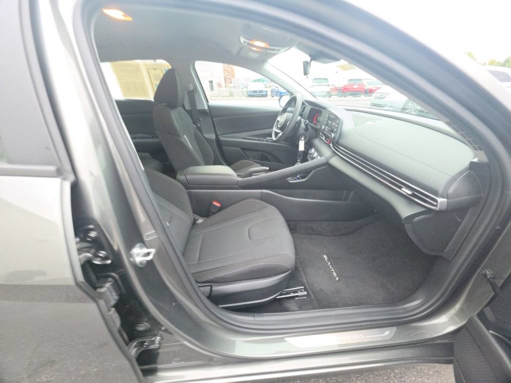 Used 2024 Hyundai Elantra SE FWD image 30