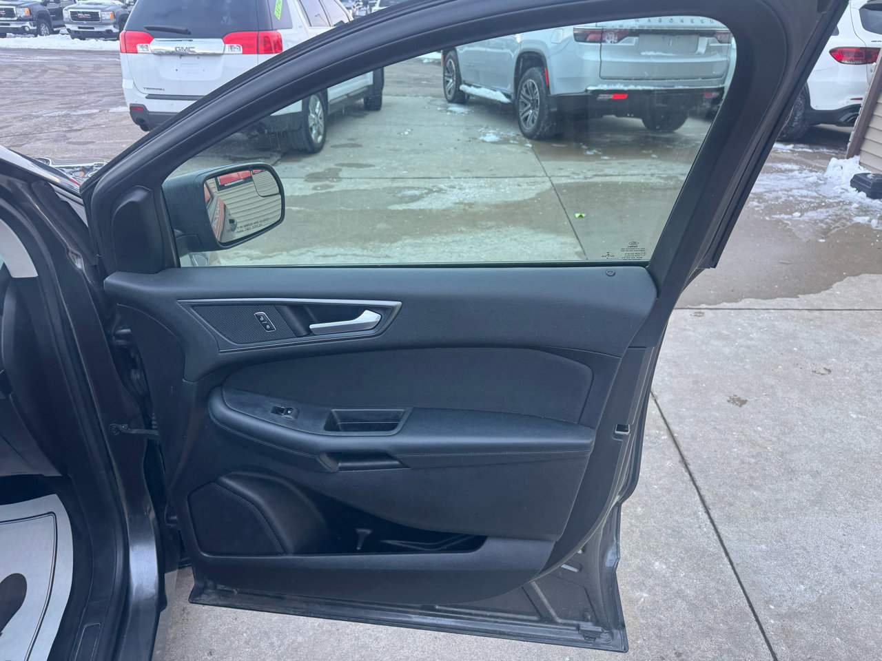 Used 2018 Ford Edge SE image 16