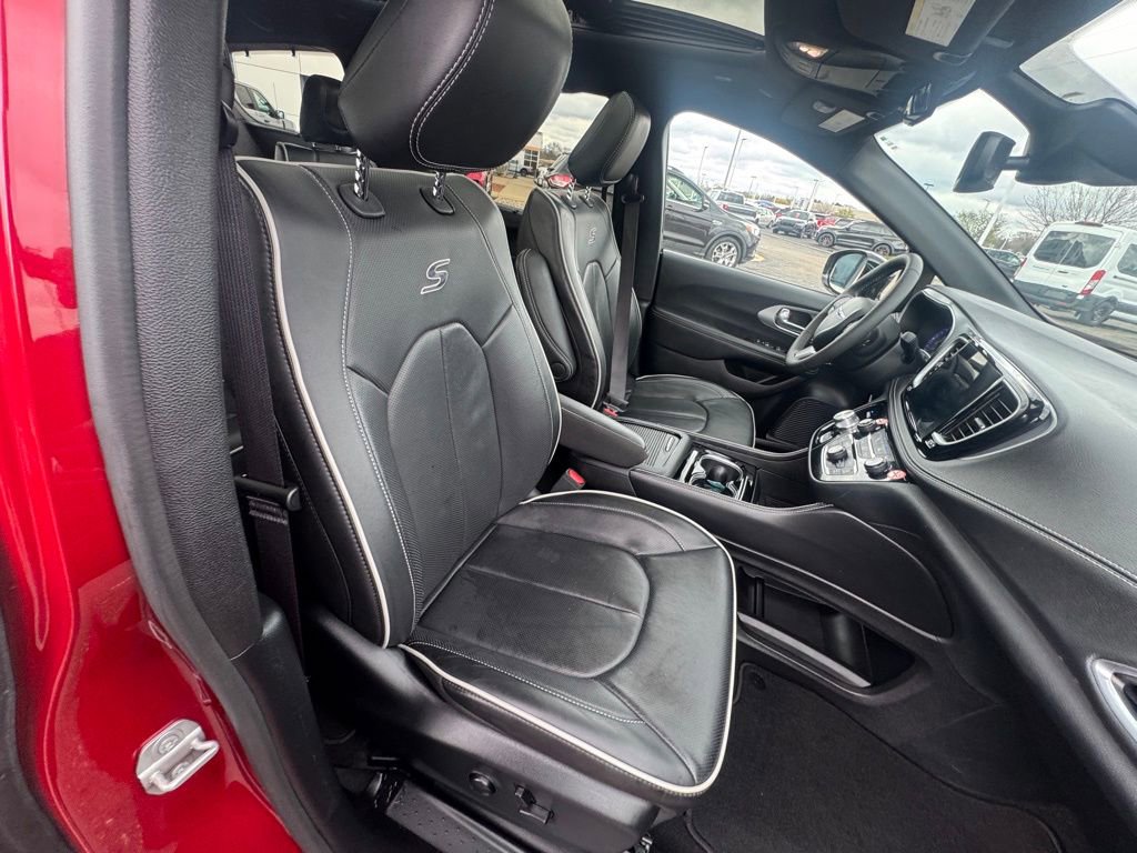 Used 2025 Chrysler Pacifica Limited FWD image 16