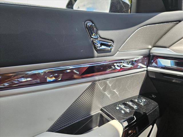 Used 2025 BMW i7 eDrive50 w/ M Sport Package image 16