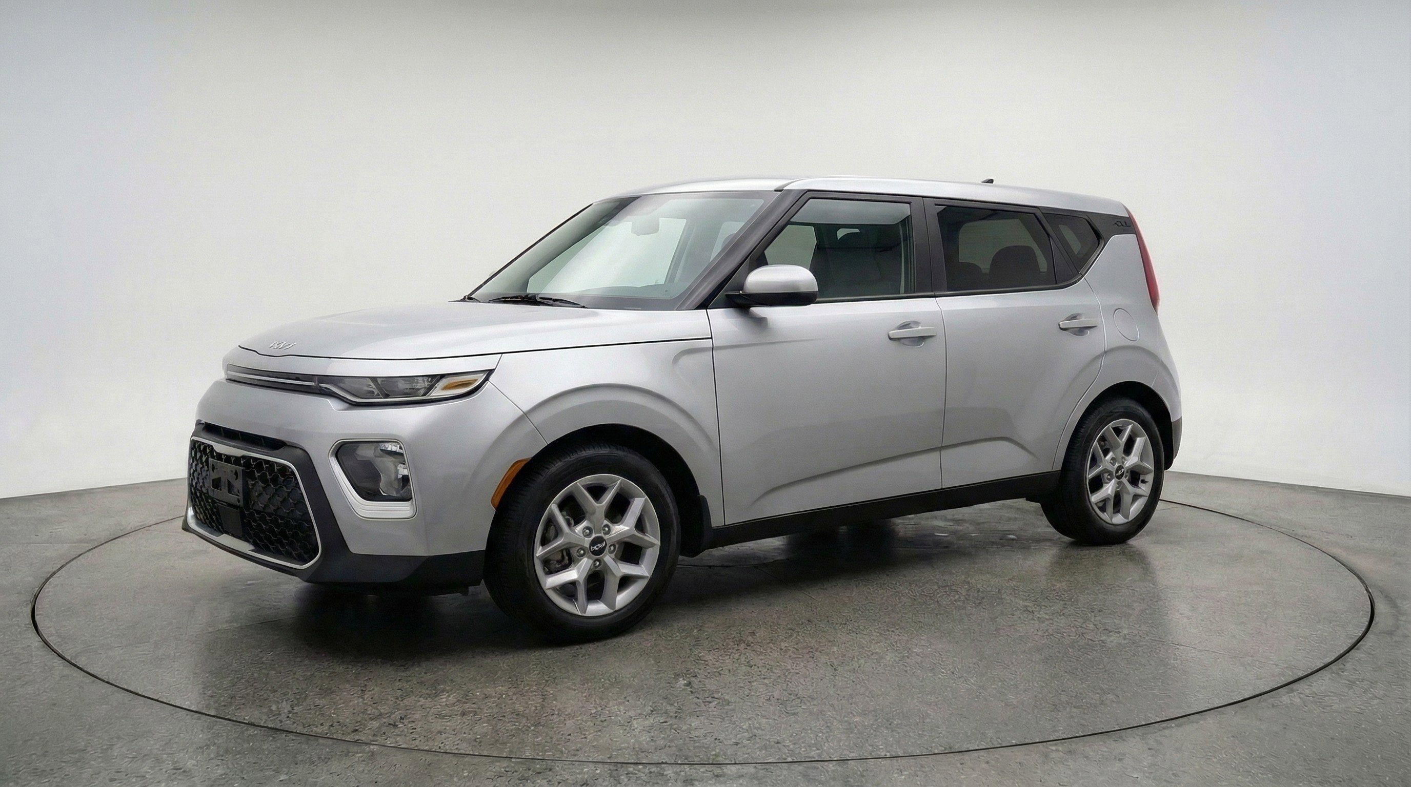 Used 2025 Kia Soul LX w/ LX Technology Package FWD image 3