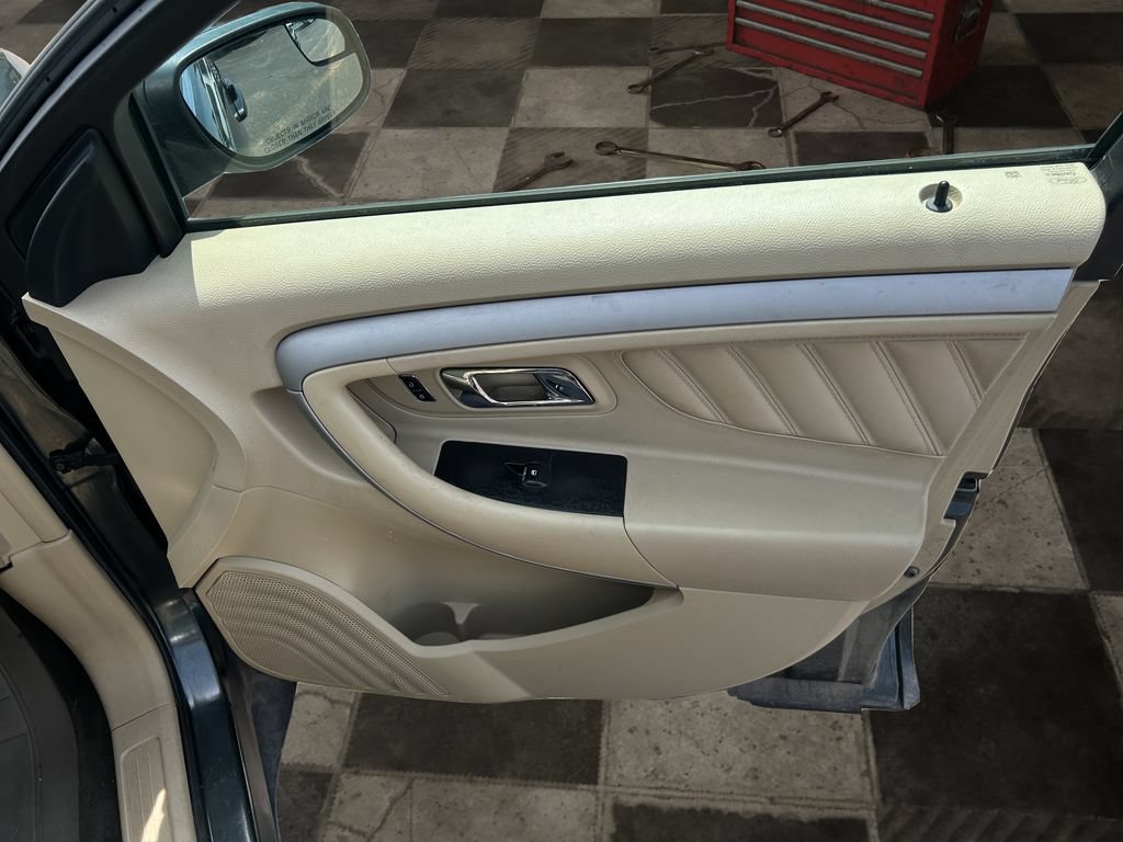 Used 2016 Ford Taurus SE FWD image 11