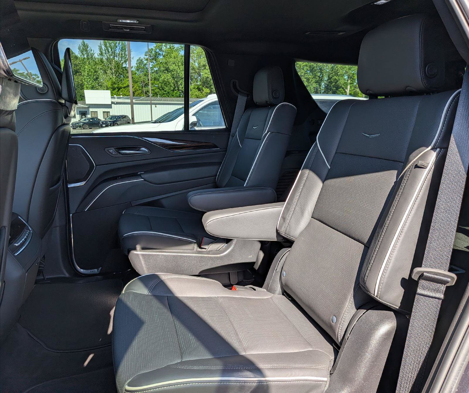 Used 2023 Cadillac Escalade Premium Luxury AWD/4WD image 23