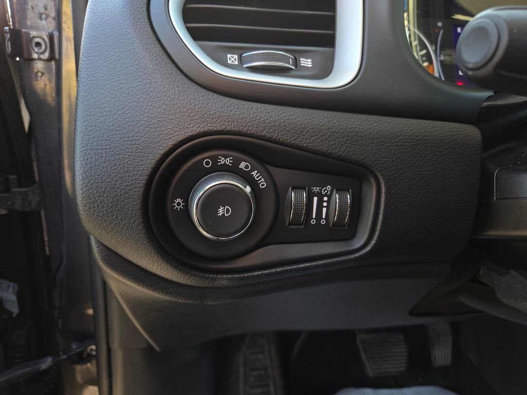 Used 2018 Jeep Renegade Latitude AWD/4WD image 14