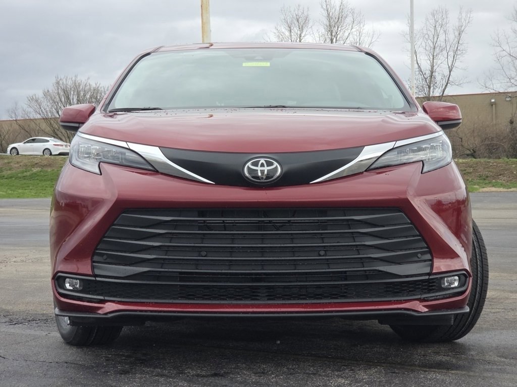 New 2026 Toyota Sienna XLE image 3