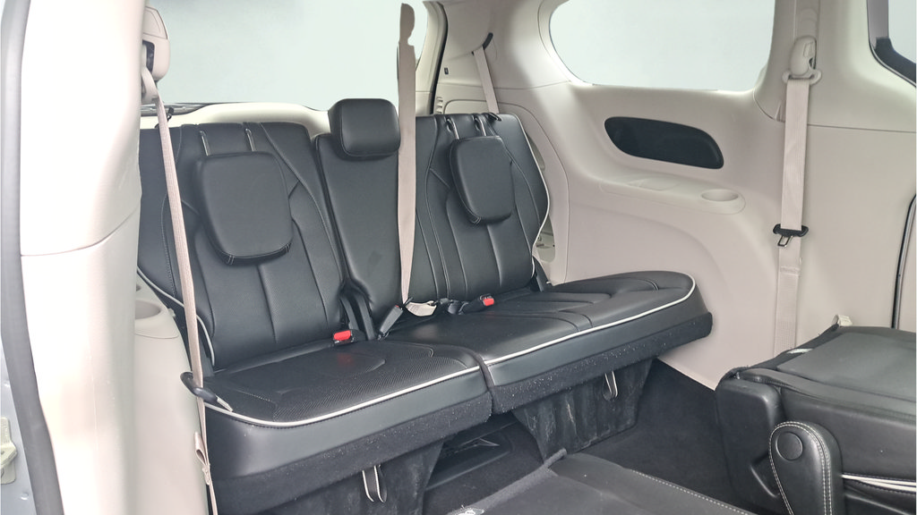 Used 2023 Chrysler Pacifica Limited FWD image 14