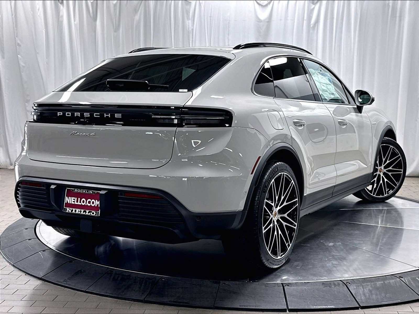 New 2026 Porsche Macan 4 Electric AWD/4WD image 7