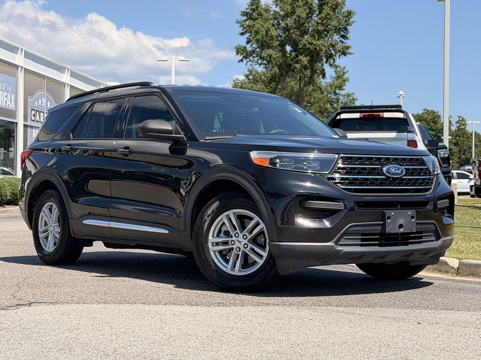 Used 2021 Ford Explorer XLT RWD image 2