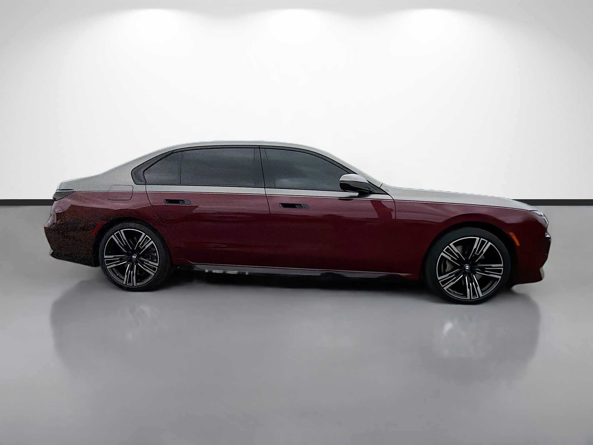 Used 2023 BMW 760i xDrive w/ Executive Package image 2