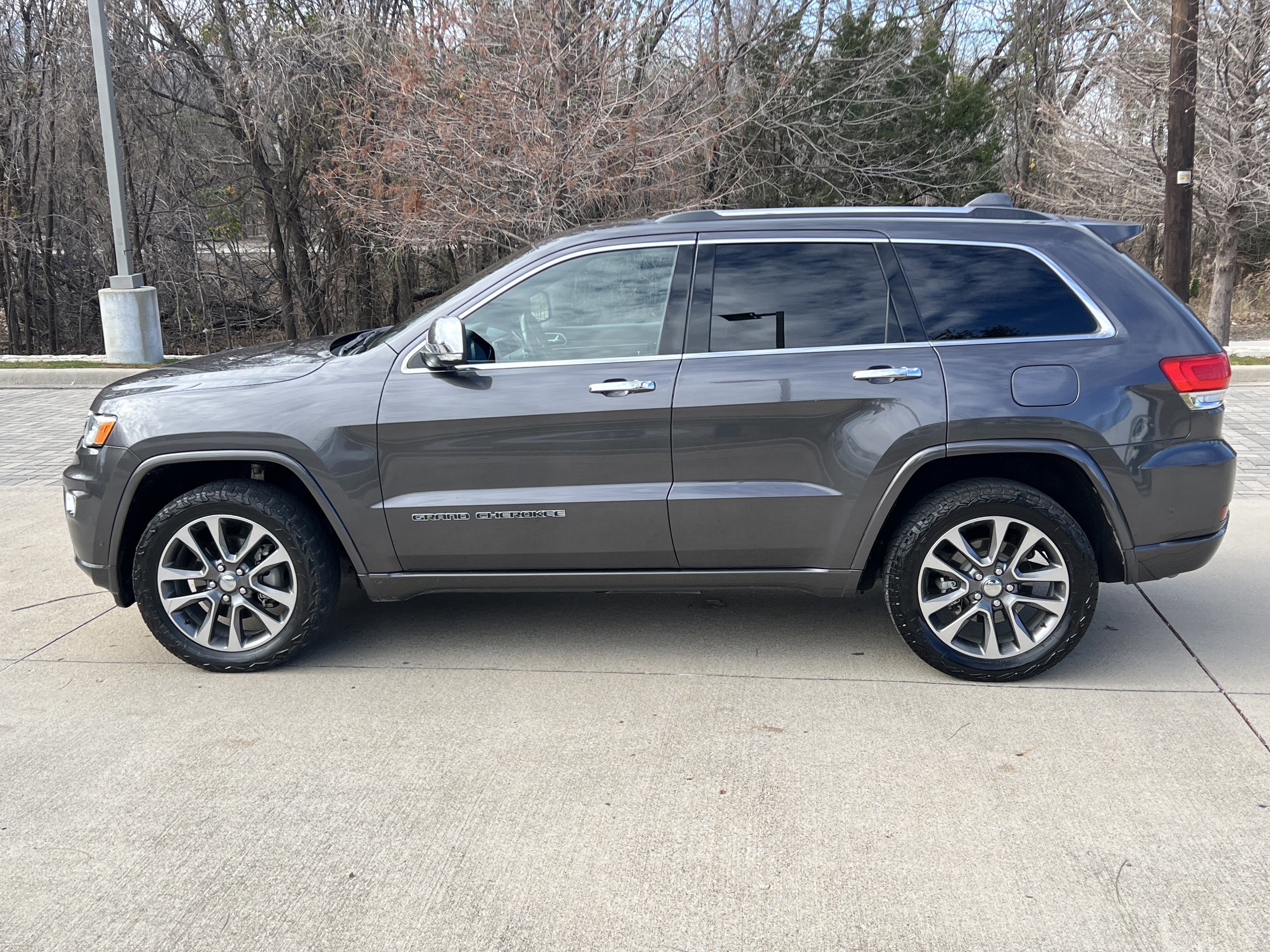 Used 2017 Jeep Grand Cherokee Overland w/ Jeep Active Safety Group image 7