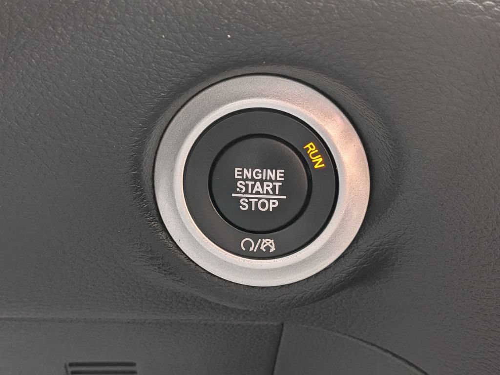 Used 2025 Chrysler Pacifica Limited FWD image 28