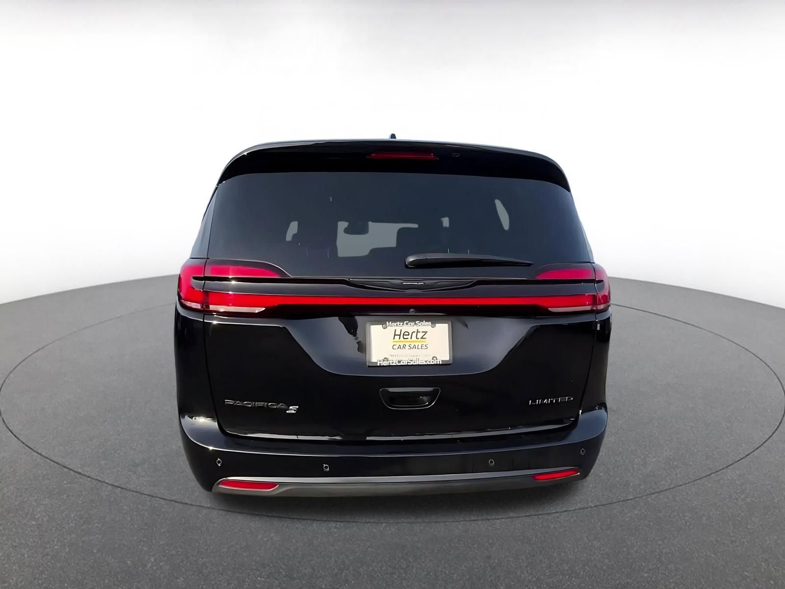 Used 2025 Chrysler Pacifica Limited image 12