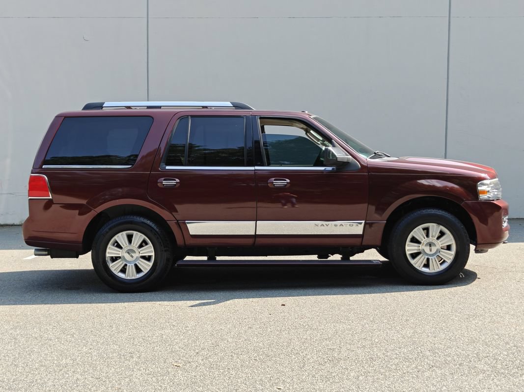 Used 2010 Lincoln Navigator 4WD image 2