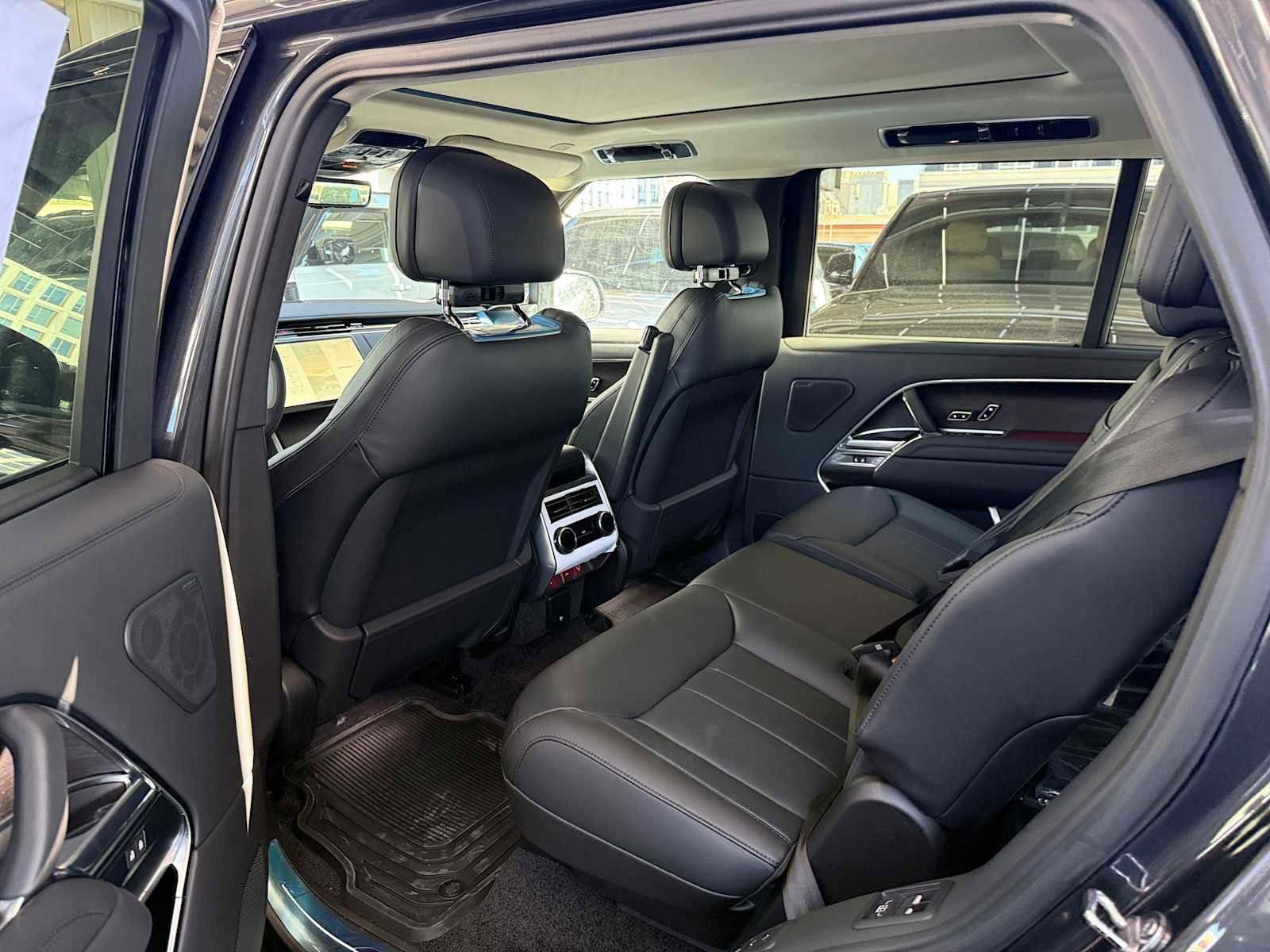 New 2025 Land Rover Range Rover Long Wheelbase SE image 17