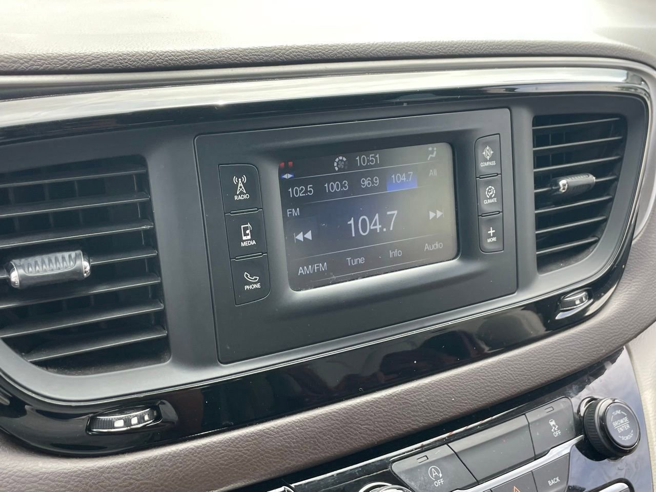 Used 2017 Chrysler Pacifica LX image 6