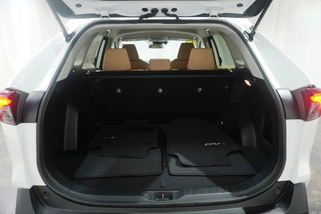 Used 2019 Toyota RAV4 LE AWD/4WD image 6