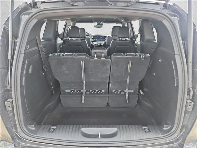 Used 2025 Chrysler Pacifica Select image 6